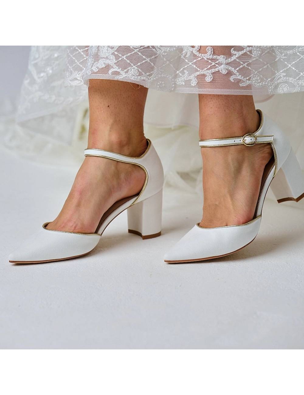 Zapatos novia blanco roto, tira dorada, tacones anchos