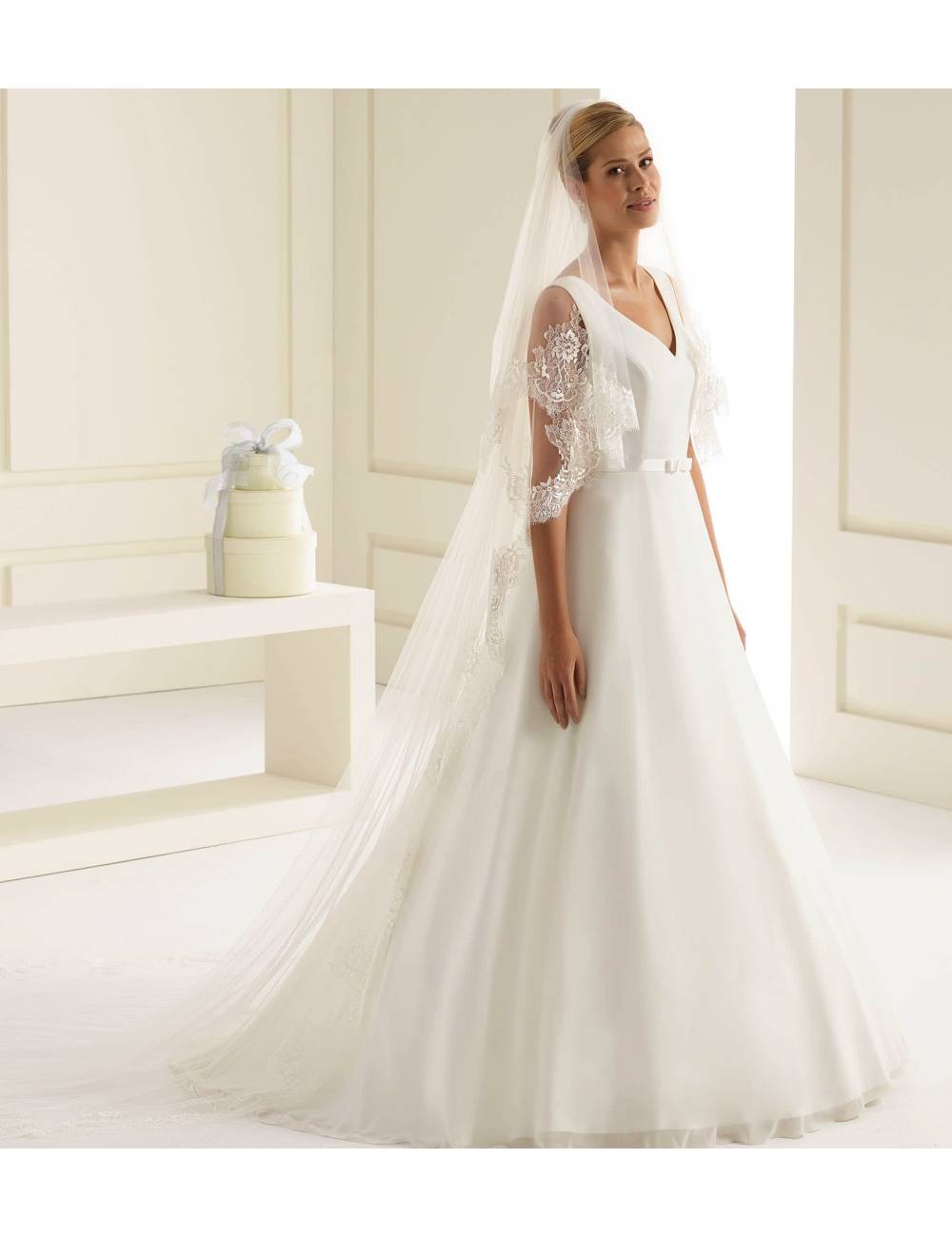 Velo de novia amantillado con borde de encaje