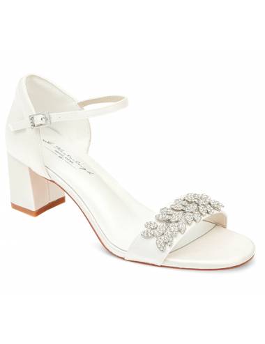 Sandalias de novia con aplique de pedrería en la tira frontal