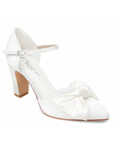 Zapatos novia elegantes con tacones anchos