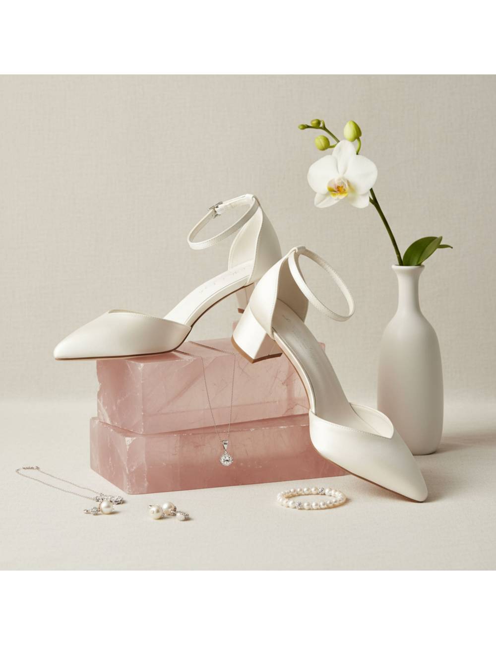 Chaussures de mariée confortables et élégantes à petits talons en satin