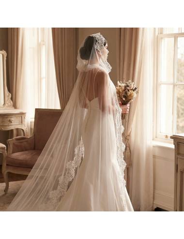 Capa de novia con capucha de tul y encaje