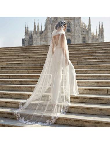 Mantelli da sposa con strascico lungo