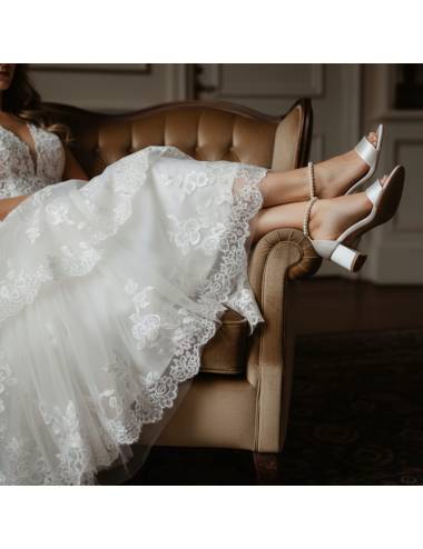 Scarpe da sposa in raso avorio vista frontale con finitura elegante