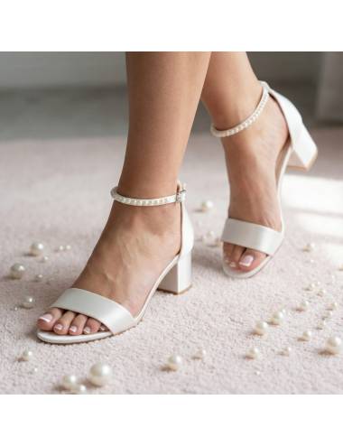 Scarpe da sposa in raso avorio dettaglio cinturino con perle d’acqua dolce