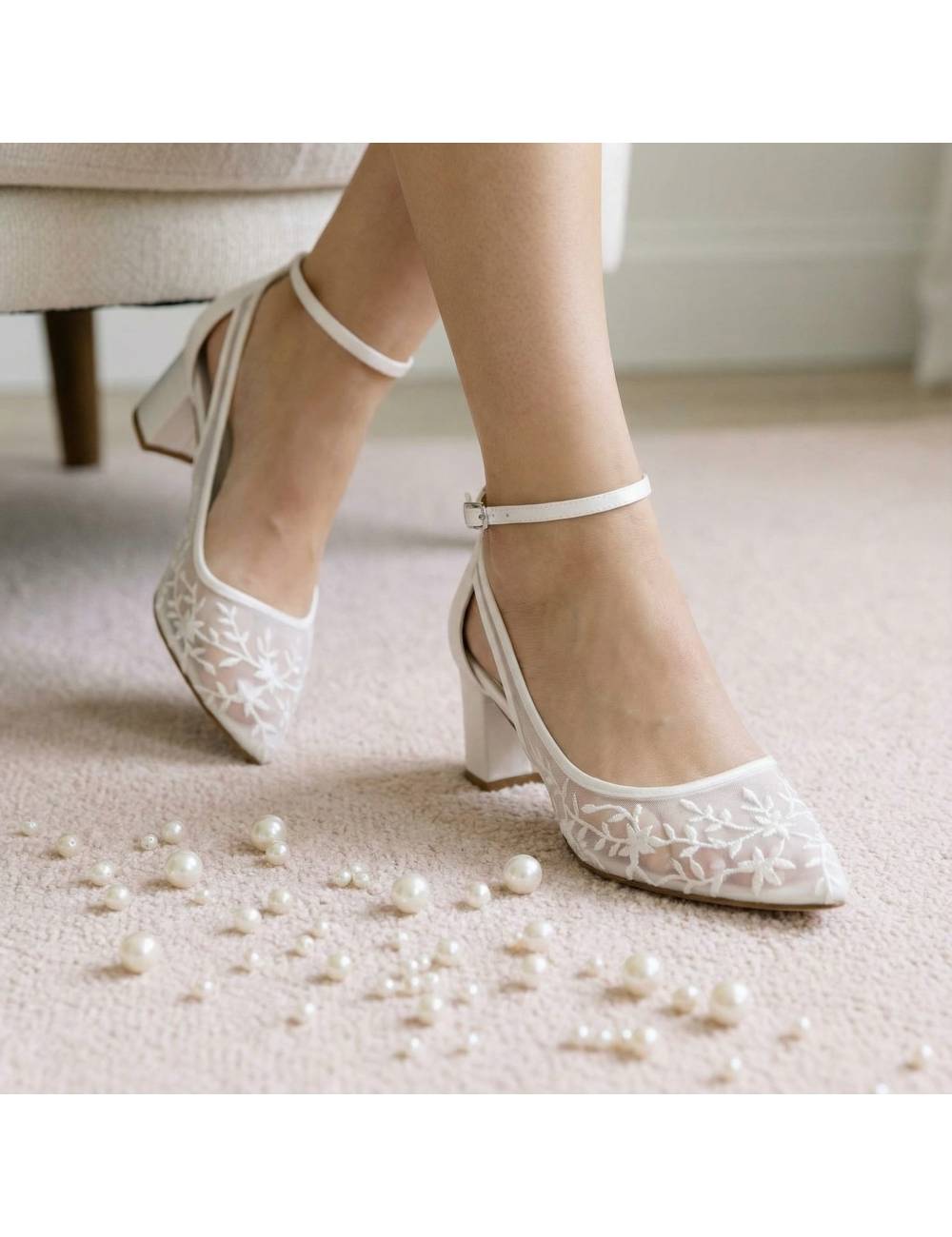Zapatos de novia con tacon bajo, comodos y elegantes, hechos de encaje transparente