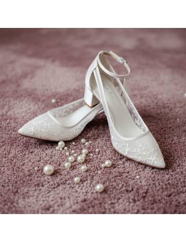 Zapatos de novia con tacon bajo hechos de encaje transparente