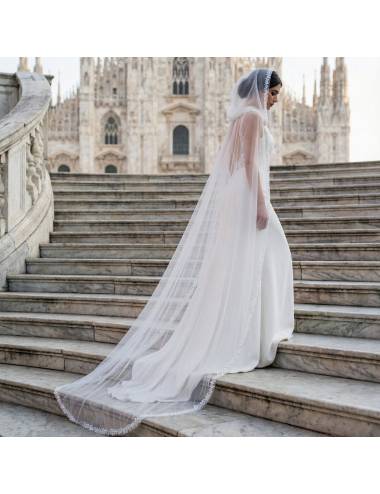 vestido de novia con capa estilo moderno