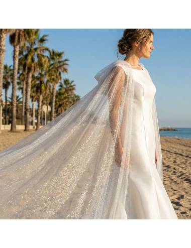 capa novia con capucha y cola hecha de tul brillante