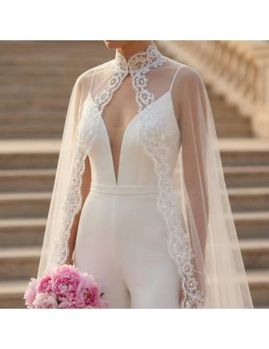 capa blanca novia tul con encaje alrededor