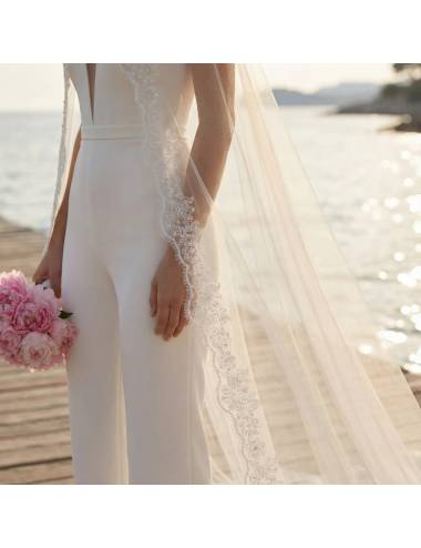 vestido de novia con capa tul ligero elegante